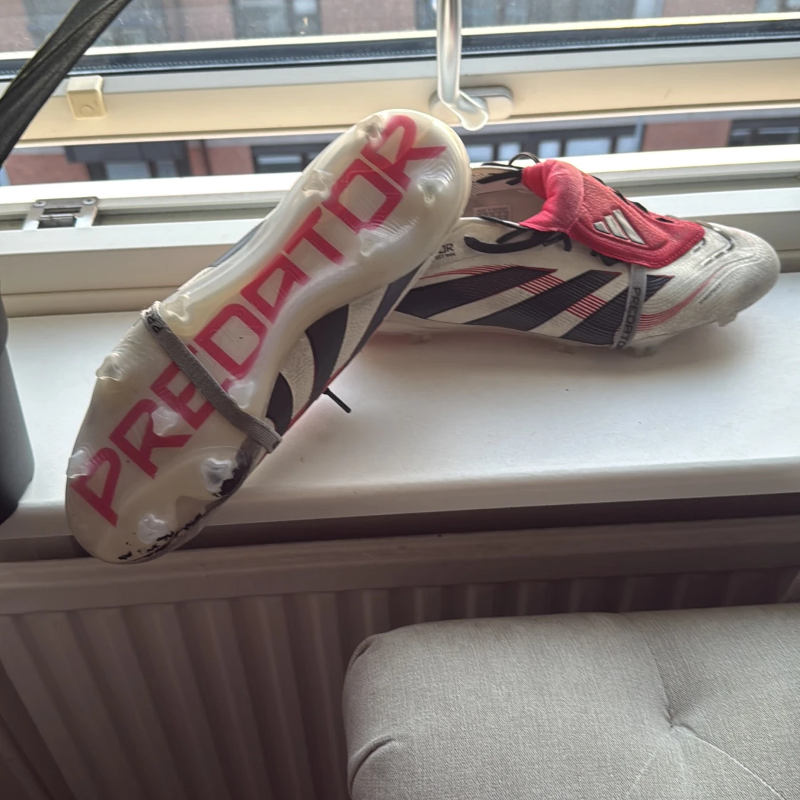 Adidas Predator fotbollsskor i vitt och rött med tunga  - 2