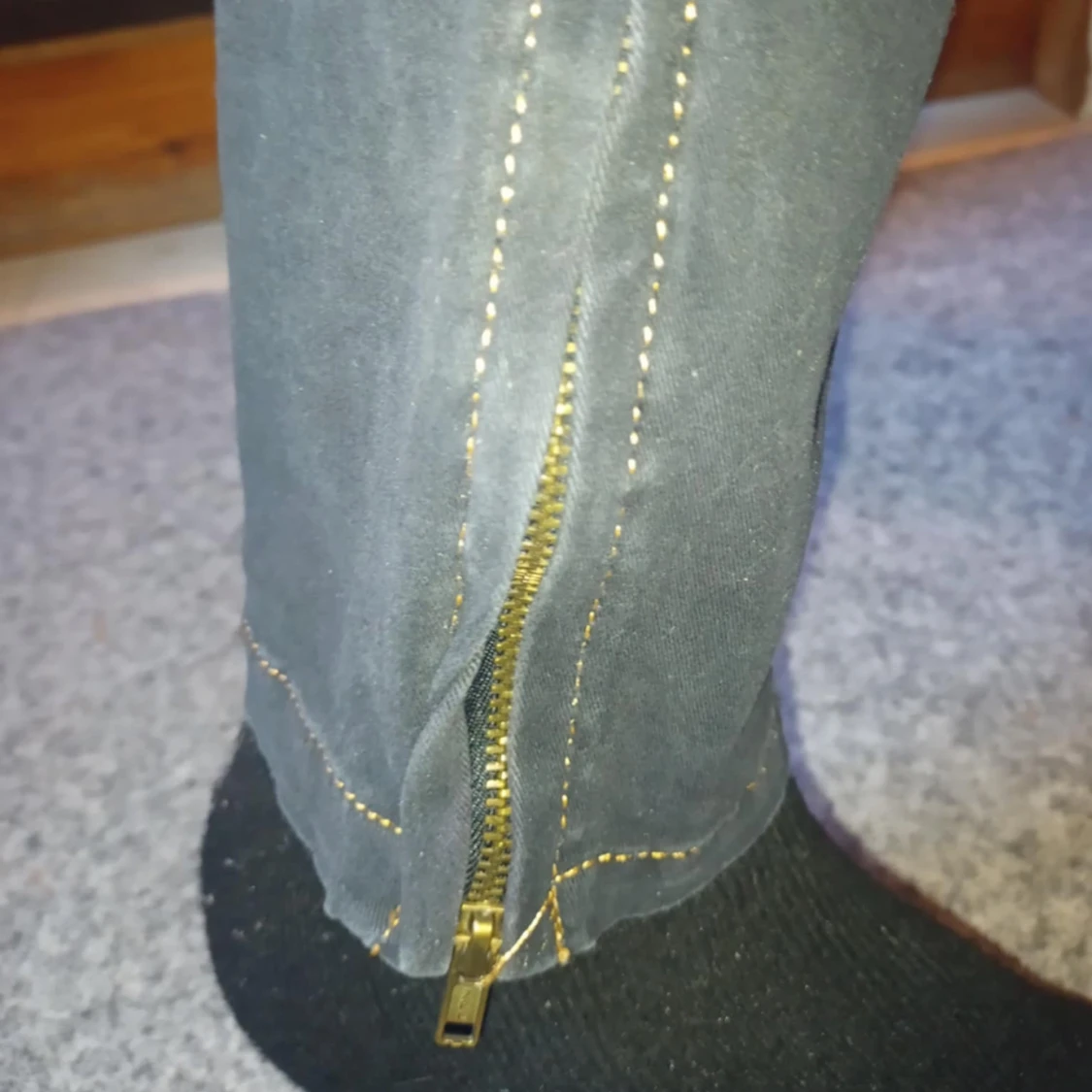 Svarta jeans med patch och dragkedjor - 4