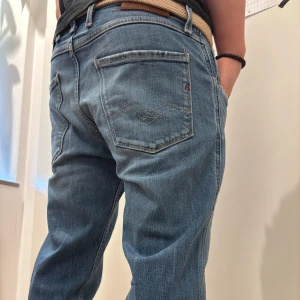 Replay anbass jeans - Säljer dessa stilrena slim fit replay jeans i väldigt bra skick i den populära modellen anbass 😎 | Size: W29 L32 | Modell: Anbass | Skick: 8/10 | Nypris: 1600 kr | Skriv vid minsta lilla fråga! 🗣️🗣️