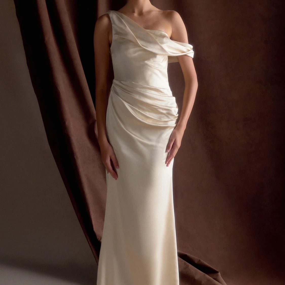 Champagnefärgad långklänning med oneshoulder