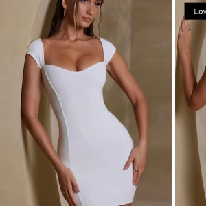 Vit kortklänning  - Säljer en stilren vit kortklänning med figurnära passform och snygg sweetheart-urringning. Har inte kommit till användning då den inte passade mig. Passar s/xs. 