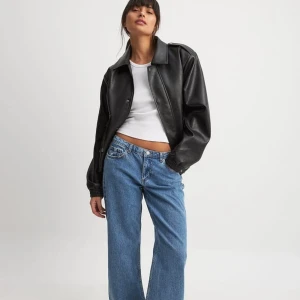 NA-KD jeans - Lågmidjade vida jeans från NA-KD. Aldrig använda då de tyvärr är för stora på mig💕