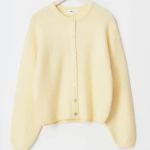 Gul stickad kofta  - Säljer en ljusgul efterfrågad kofta från Gina! Den är helt slutsåld och knappt använd då jag inte tycker den passar mig bra! Den är super fin nu till sommaren, OBS en knapp saknas!!