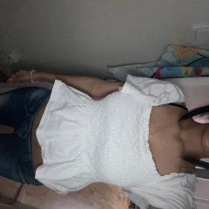 Söt blus - Söt blus från hm i storlek L men passar mig som hr storlek s. 