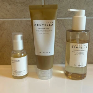 K-beauty  - Säljer dessa tre produkter då de inte fungerat för min hudtyp och endast är använda ett fåtal gånger. Mixsoon bean essence (50 ml) - 200 kr (375 kr) Skin1004 Centella cleansing oil (200 ml) - 150 kr (339 kr) Skin1004 Centella ampoule foam cleanser - 100 kr (229 kr)                     Paketpris - 400 kr (450 kr separat, 975 originalpris på Lyko)