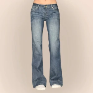 Blå bootcut jeans från Jasper - Lågmidjade 2000s jeans med lite flare! Jag på bilden har strl 38 på underdelar och är 170cm lång. Klicka på köp nu <<33