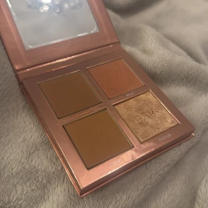 Caia Classy - Caia Face Palette Classy. Den är använd fåtal gånger.  Endast förpackningen är lite kantstött.