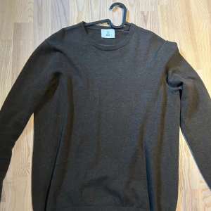 stickad tröja - Mörkbrun stickad tröja från bläck. Använd fåtal gånger. Nyskick 