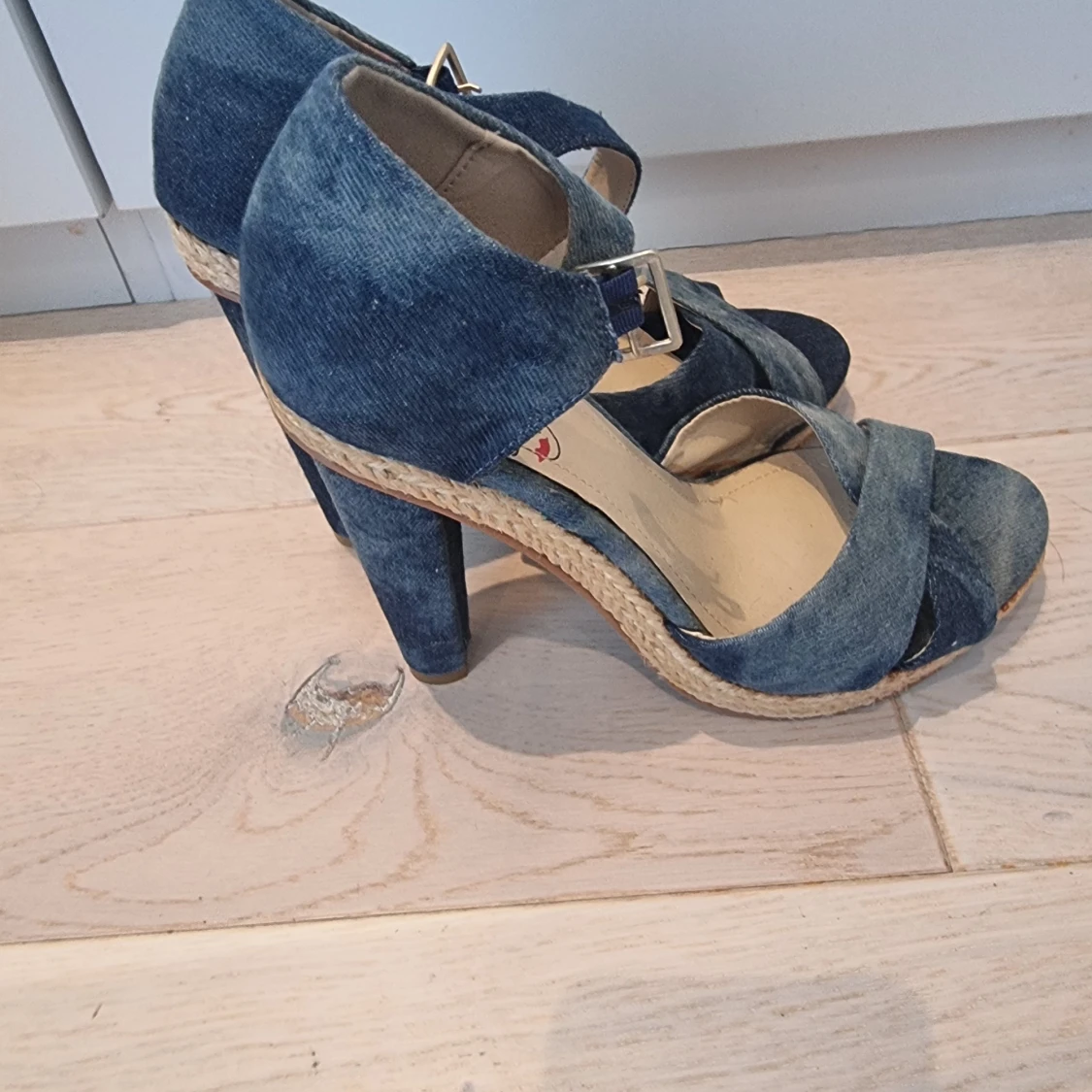 Blåa platåklackar i jeansmaterial