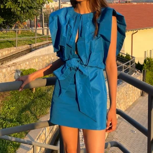 Blå klänning med knytband - Säljer denna fina blåa kortklänning som är perfekt till sommarn. I fint skick!