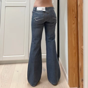 Lågmidjade bootcut jeans - NYSKICK!!! Midja 39x2 cm gren 18 cm, innerben 79 cm och benslut 24x2 cm. Märkta storlek W29/L32 🫶🏻 Jag tycker de sitter som en xs då jag själv är xs-s o 169 men det är måtten som gäller om man köper!!! Obs svag fläck på sista bilden. Färgen är som på de sista bilderna