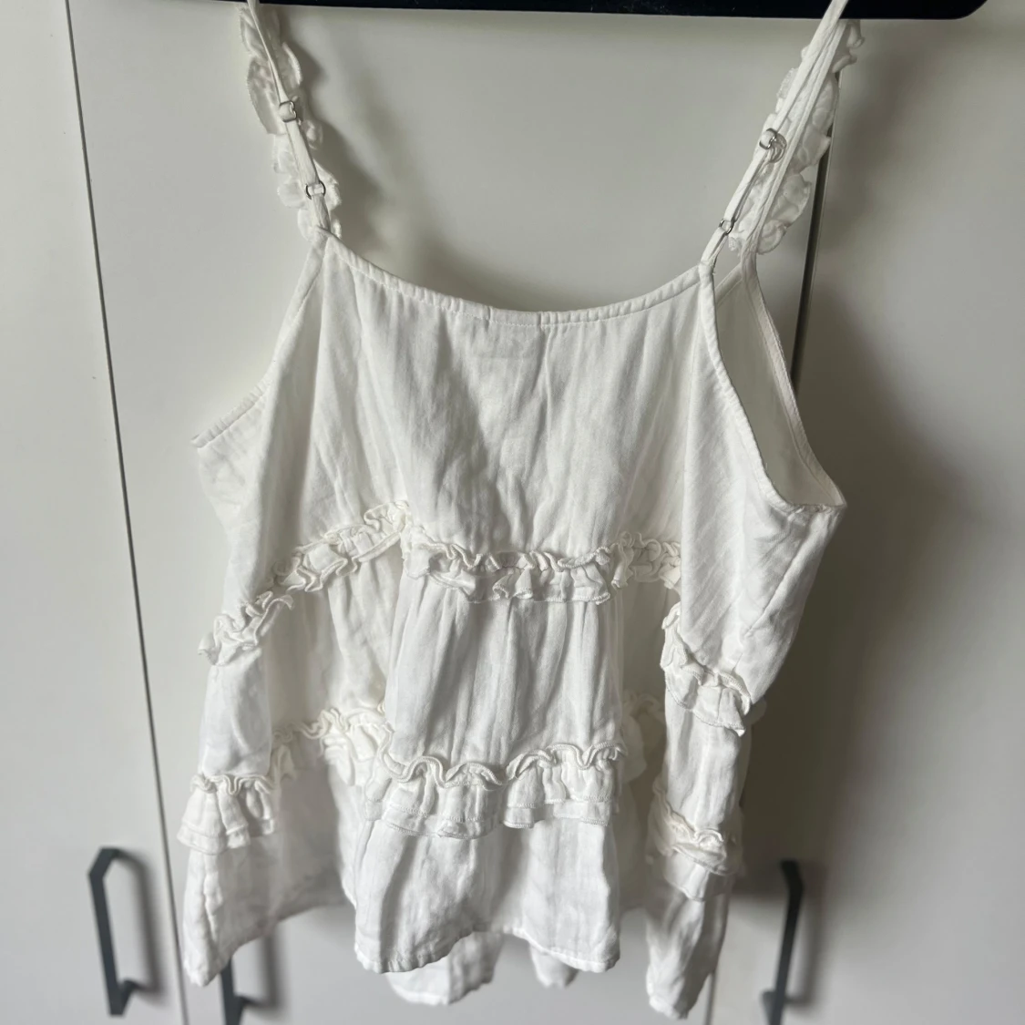 Vit volangprydd linnetopp från YAS - 1