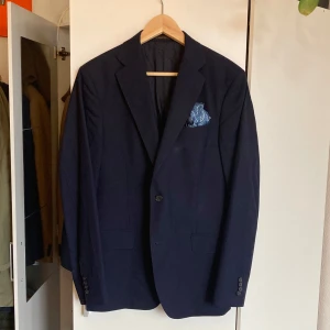 Mörkblå kavaj ifrån Oscar Jacobsen  - Snygg mörkblå kavaj ifrån Oscar Jacobsen, kanske i behov av en tvätt (se bild 2)