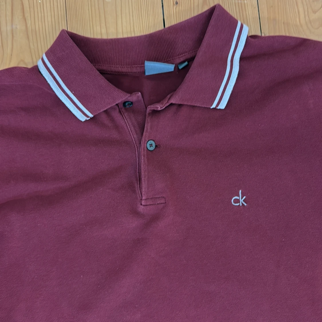 Vinröd pikétröja från Calvin Klein - 1