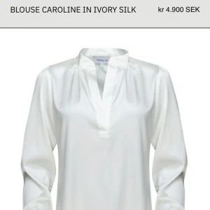 Ivoryfärgad silkblus från Vesna W - Säljer en lyxig, ivoryfärgad blus i silke från Vesna W. Blusen har öppen krage, lång ärm och en elegant, lite lös passform. Perfekt för dig som gillar stilrena och exklusiva plagg. Materialet är 95% silke och 5% stretch. Nypris 4900kr