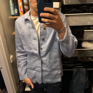 Linne overshirt  - Säljer denna sjukt snygga linne overshirt från Oscar of sweden i storlek M i ny skick, skriv pm för frågor eller likande 