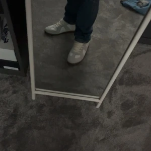 Maison Martin Margiela sneakers med vit mocka och gummisula - Säljer ett par stilrena sneakers från Maison Martin Margiela i vitt skinn och mocka med klassisk brun gummisula. Skorna har snörning och en tidlös design som passar till mycket. Kommer med dustbag från Margiela. Pris somsagt diskuteras är ifrån🐼