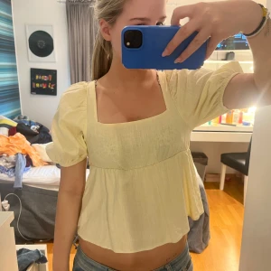 Gul topp - Söt ljusgul blus från hm. Storlek xxs men passar mig som har S💖