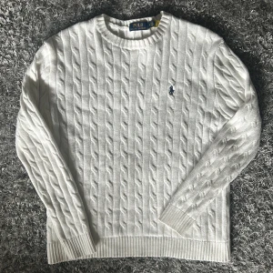 ralph lauren kabelstickad tröja - säljer nu min kabelstickade teöjs från ralph lauren då den inte används tillräcklig mycke. storleken är m och är tts. köptes i höstas förs året så teöjan är ftr i topp skick. köptes för 1800 säljer för 700