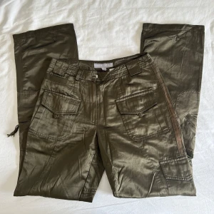 Olivgröna cargopants från Lindex - Säljer ett par skit snygga olivgröna cargopants från Lindex med flera fickor framtill och baktill, samt dragkedja och knapp i midjan. Byxorna är i strl 36 och sitter skitsnygt. 