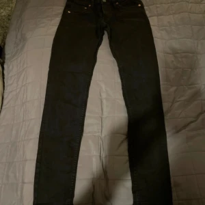 Svarta jeans från 157 - Säljer ett par svarta jeans från 157 i storlek S. Byxorna har klassisk femficksdesign och smal passform med normal midja. Perfekta till dig som gillar en enkel och stilren look.