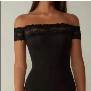 Svart offshoulder intimissmi body med spets - Svart offshoulder body från intimissmi med bred spetskant upptill. Tight passform och axelbandslös design, perfekt att styla till jeans eller kjol. Materialet är mjukt och stretchigt för en bekväm känsla. Storlek S men lite utöjd.
