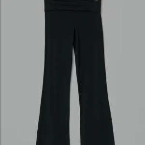 Svarta yoga pants från Gina Tricot - Säljer ett par svarta yoga pants från Gina Tricot. Ett par svarta yoga pants i strl 159/164 inga fel använda några få gånger säljs bara då dom är försmå och jag rensar garderoben