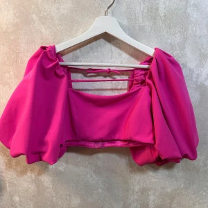  croppad topp med puffärmar - Rosa cropped topp från Zara, passar perfekt till festivaler nu i sommar!! Så snygg 😍Strl M men passar även S med större byst 