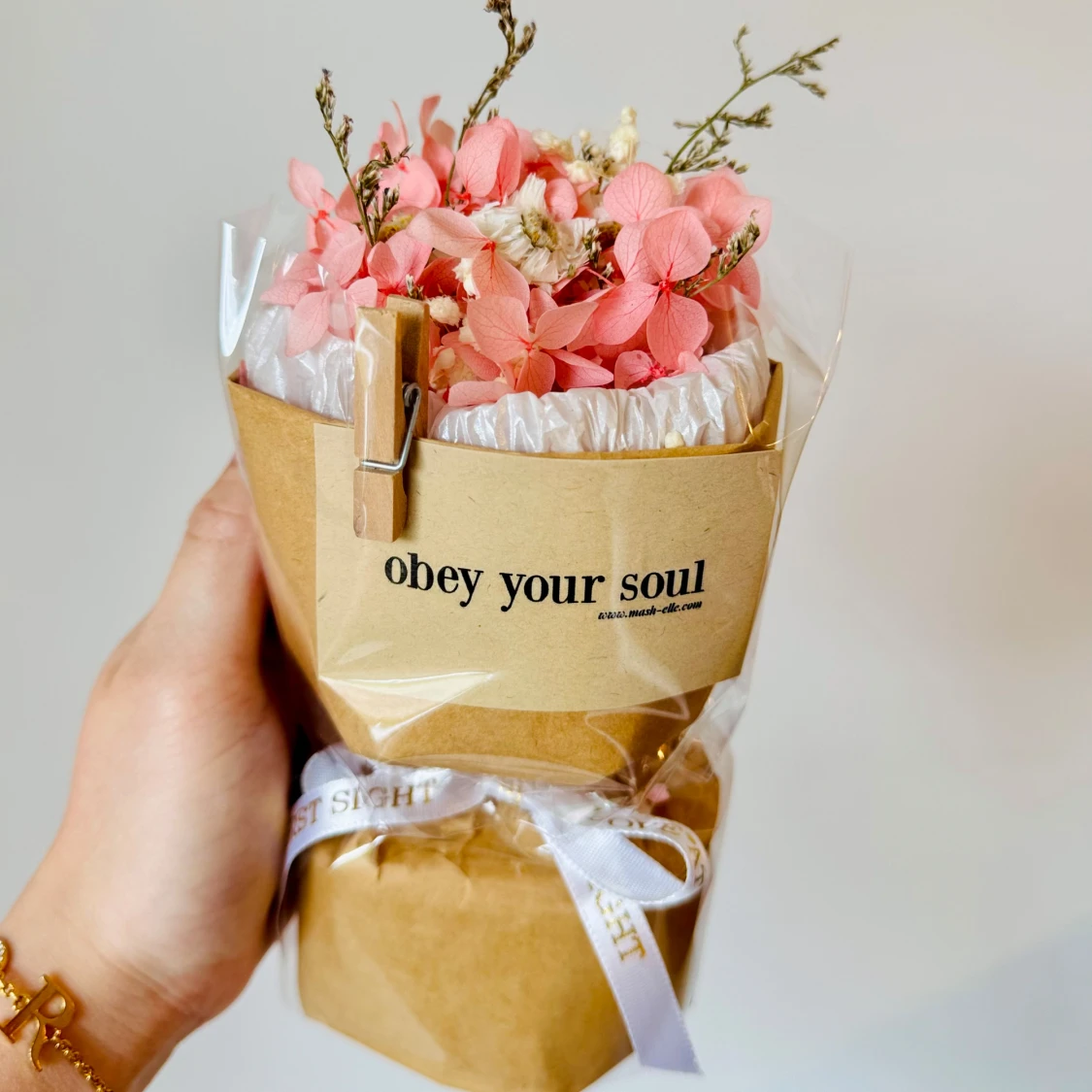 Obey Your Soul - Blombukett med rosa blommor