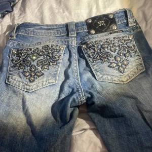 Blå jeans med broderade detaljer från Miss Me - Snygga blå miss me jeans!! Bra skicka och använd  ett fåtal gånger. Skriv gärna för mer bilder 