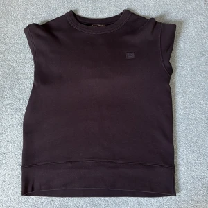 Acne Studios Tröja - Säljer nu min svarta acne studios tröja eftersom den blivit för liten🙃🙃, tröjan är i bra skick!!✅✅ Köpt på acne studios egna hemsida🙌 Skriv för mer info😁😁