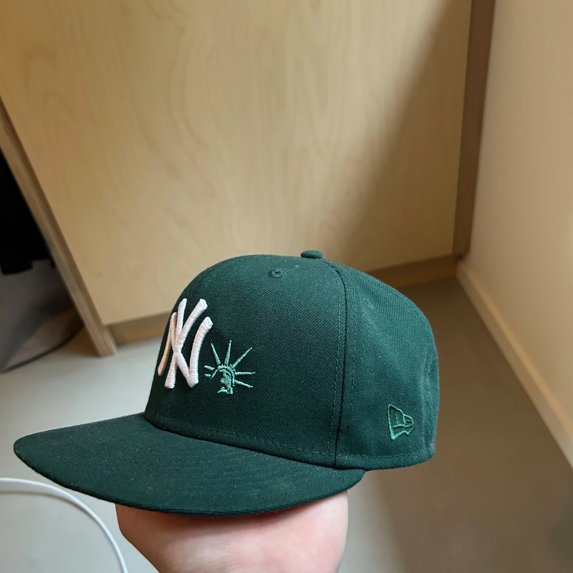 Mörkgrön New Era keps med NY-brodyr