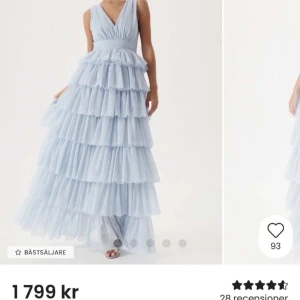 Ljusblå volangklänning med v-ringning - Babyblå balklänning, aldrig andvänd, lappen är kvar! Säljer då den tyvärr inte passar mig! Nytt skick och inga defekter köpt för 1800, passar nån i både S och M