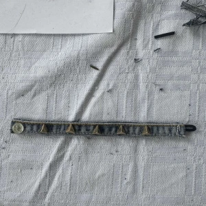 Jeansarmband med nitar  - Super snyggt jeans armband med nitar!