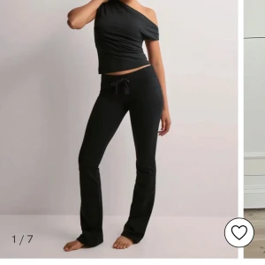 Svarta mjukisbyxor - Säljer slutsålda svarta mjukisbyxor från Nelly i storlek S. Byxorna är oanvända. Säljer pga de är för stora för mig och jag glömde returnera dem.😊💕