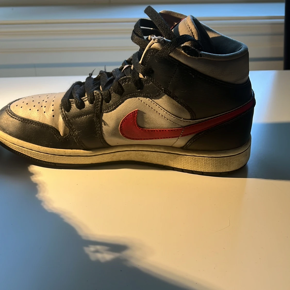 Nike Air Jordans med röd swoosh - 3