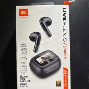 Nya JBL Live Flex 3 - Länk till hörlurarna: https://www.jbl.se/JBLLIVEFLEX3SIL.html?utm_source=google&utm_medium=cpc&utm_campaign=14307745836&utm_term=jbl%20live%20flex%203&gad_source=1&gad_campaignid=14307745836&gbraid=0AAAAADk1mVG9WGCDV6xgo_FWJ41nytOnB&gclid=EAIaIQobChMIqZuWlbO3jQMVKF6RBR2H6zrsEAAYASAAEgKMDPD_BwE   TOTALT 50 TIMMARS UPPSPELNING PLUS TRÅDLÖS LADDNING  Njut av 10 timmars speltid och ytterligare 40 timmar i laddningsfodralet.* Behöver du ladda ännu snabbare? Med USB-C-laddningskabel i 10 minuter