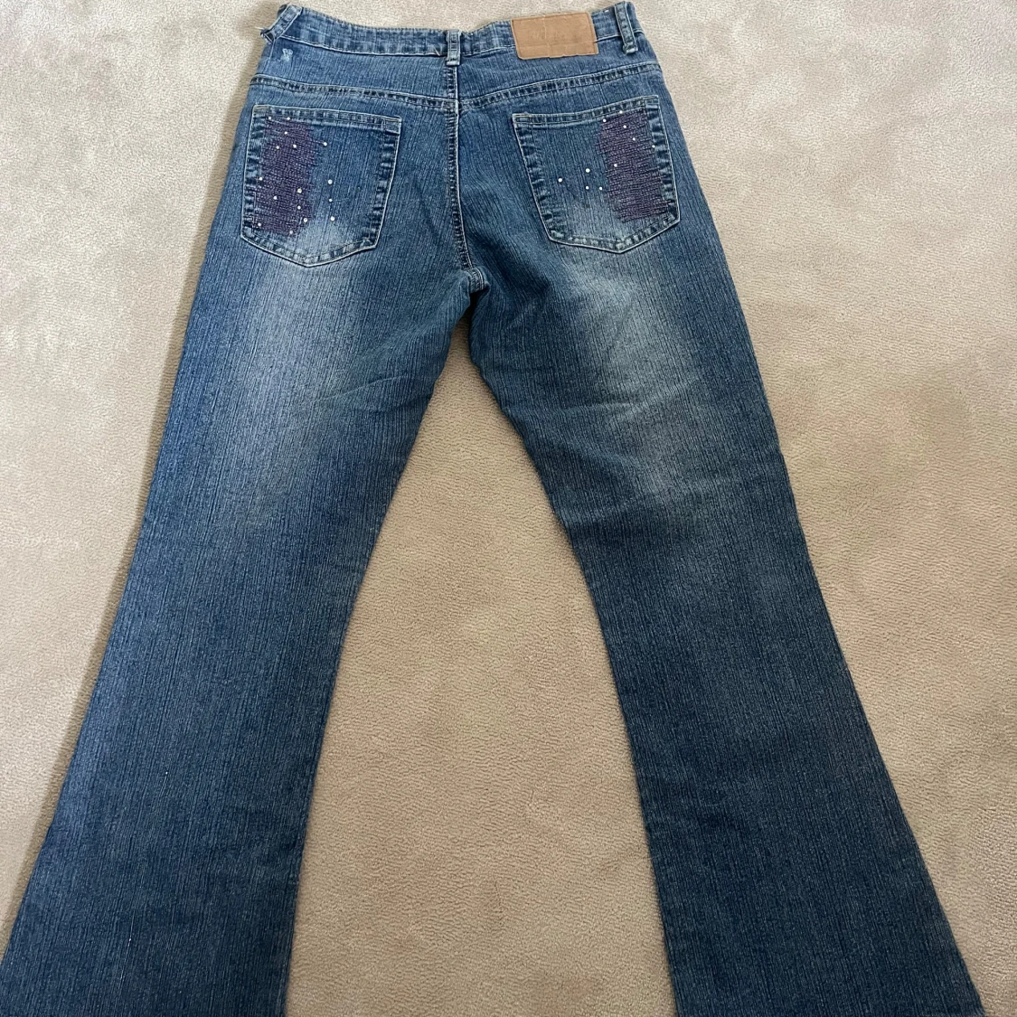 Blå bootcut jeans med lågmidja frånWei Niu - 1