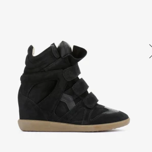 Isabel marant  - SÖKER!! Söker ett par svarta Isabel marant skor i strl 38/39 HELST men skuöle även kunna 40! Söker pris runt 2700 o ner, har frågat fler men ingen som svarar så ifall ni säljer hör av er direkt!💕😊