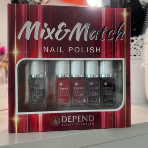 Mix & Match nagellack-set från Depend - Ett set med fem nagellack från Depend i olika färger, perfekt för att mixa och matcha. Färgerna varierar från glitter till rött och mörkare nyanser. Kommer i en snygg presentförpackning. Perfekt för dig som vill testa olika looks. Det är helt ny