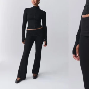 Svarta yoga pants byxor - Säljer ett par svarta yoga pants från gina tricot. Byxor med bred, hög midja och stretchigt material. Byxorna har en stilren look och sitter tight upptill med utsvängda ben. Jättesköna och säljer dem då de inte alls kommer till användning, och nästan aldrig använt dem. Storlek M säljer för 250kr köpta för 350kr tror jag. Skriv för flera bilder!! 💘