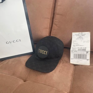 Gucci keps - Svart gucci canvas med läder logga, säljs inte i butik längre, samma skick säljs för 2200-3800 den passar som en bra M