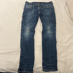 Replay anbass hyperflex - Replay jeans i blå färg och modell anbass hyperflex, storlek w 32 och l 32. Jeansen är i bra skick och är slim fit. Köpta för 1700 och säljer dom för att dom börjar bli för små för mig. Priset är ej hugget i sten