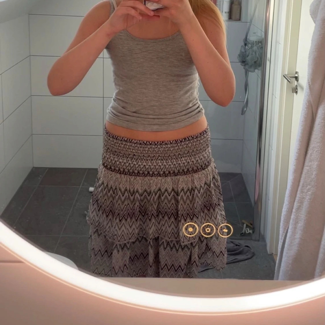 Grå mönstrad kjol med volang - 1