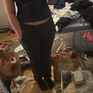 Svarta mjukisbyxor med dragsko - Svarta mjukisbyxor med resår och dragsko i midjan. Byxorna har sidofickor och är tillverkade i ett mjukt material som passar perfekt för en avslappnad stil. Klassisk passform med raka ben.