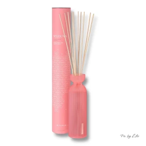 Nya! M'Gouna doftstickor från Rituals - Nya!! Säljer M'Gouna doftstickor från Rituals i en snygg rosa glasflaska med räfflad yta. Doften är inspirerad av rosor och har en fräsch, blommig karaktär. Kommer i en matchande rosa förpackning med elegant mönster. Perfekt för att sprida en härlig doft hemma. Limited edition som är slutsåld sedan länge 🌸