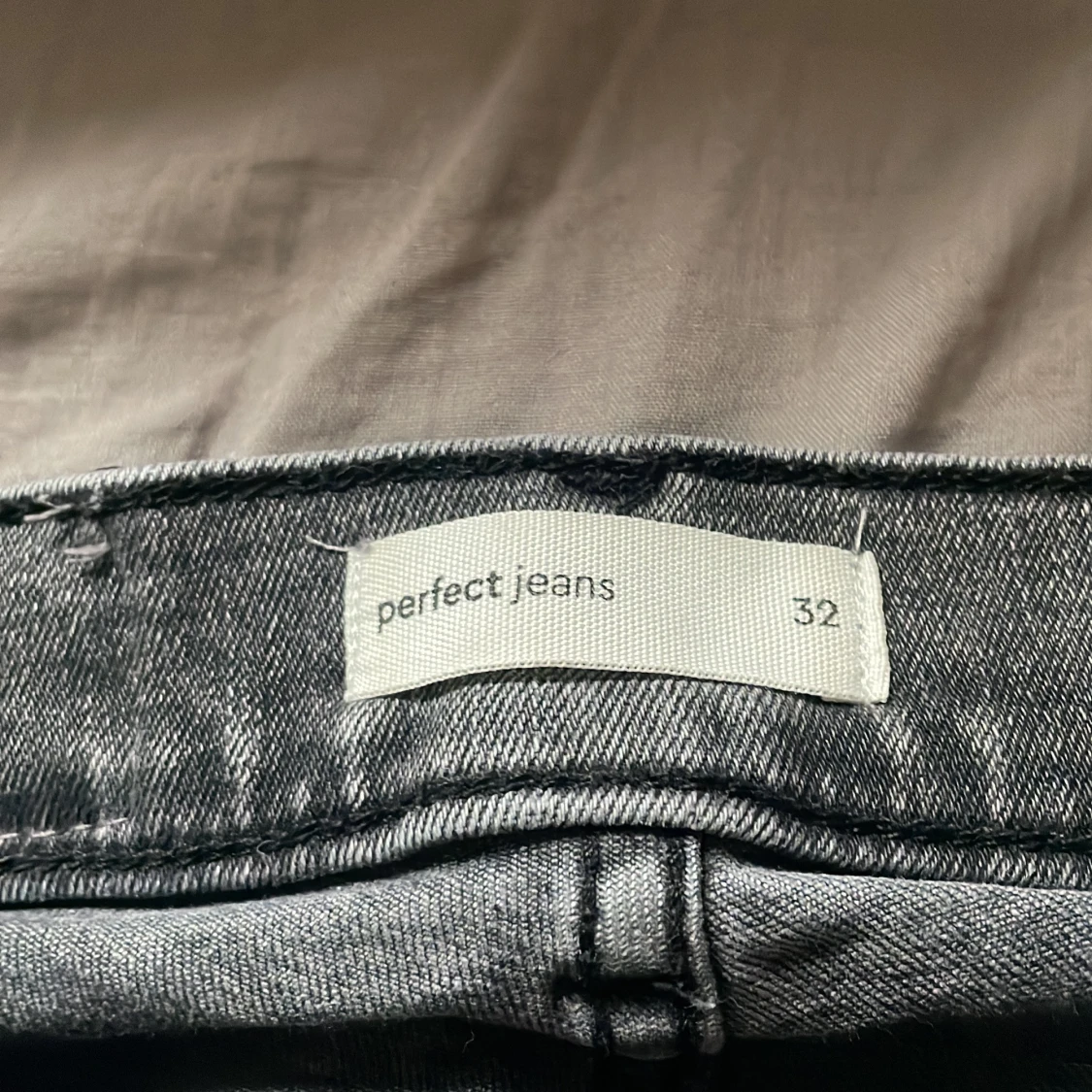 Grå jeans från Gina Tricot - 3