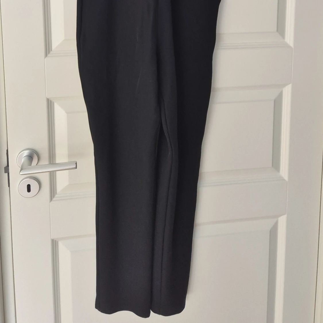 Svart onepiece med resårdetaljer - 1