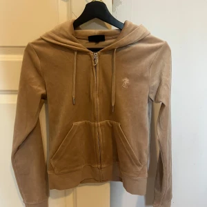 Beige Juicy Couture kofta - Säljer en beige hoodie från Juicy. Använd 1-3 gånger max 💕 storleken är Xs