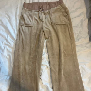 Beiga Juicy couture byxor  - Säljer ett par beige mjukisbyxor från juicy couture. Storleken är M💕